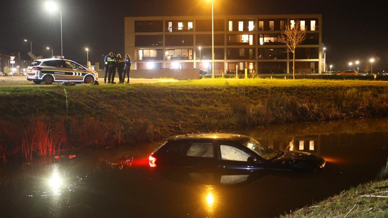 Auto raakt te water in Rosmalen