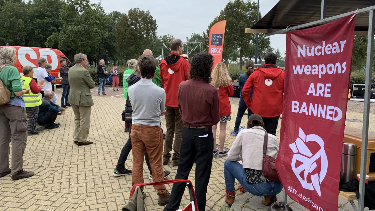 Demonstranten houden manifestatie tegen kernwapens op vliegbasis Volkel