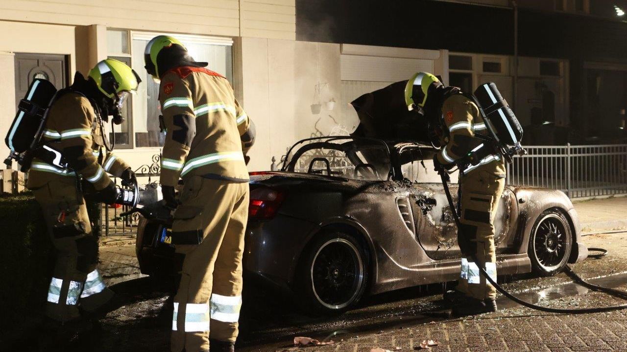 Weer een autobrand in Den Bosch, vermoedelijk aangestoken
