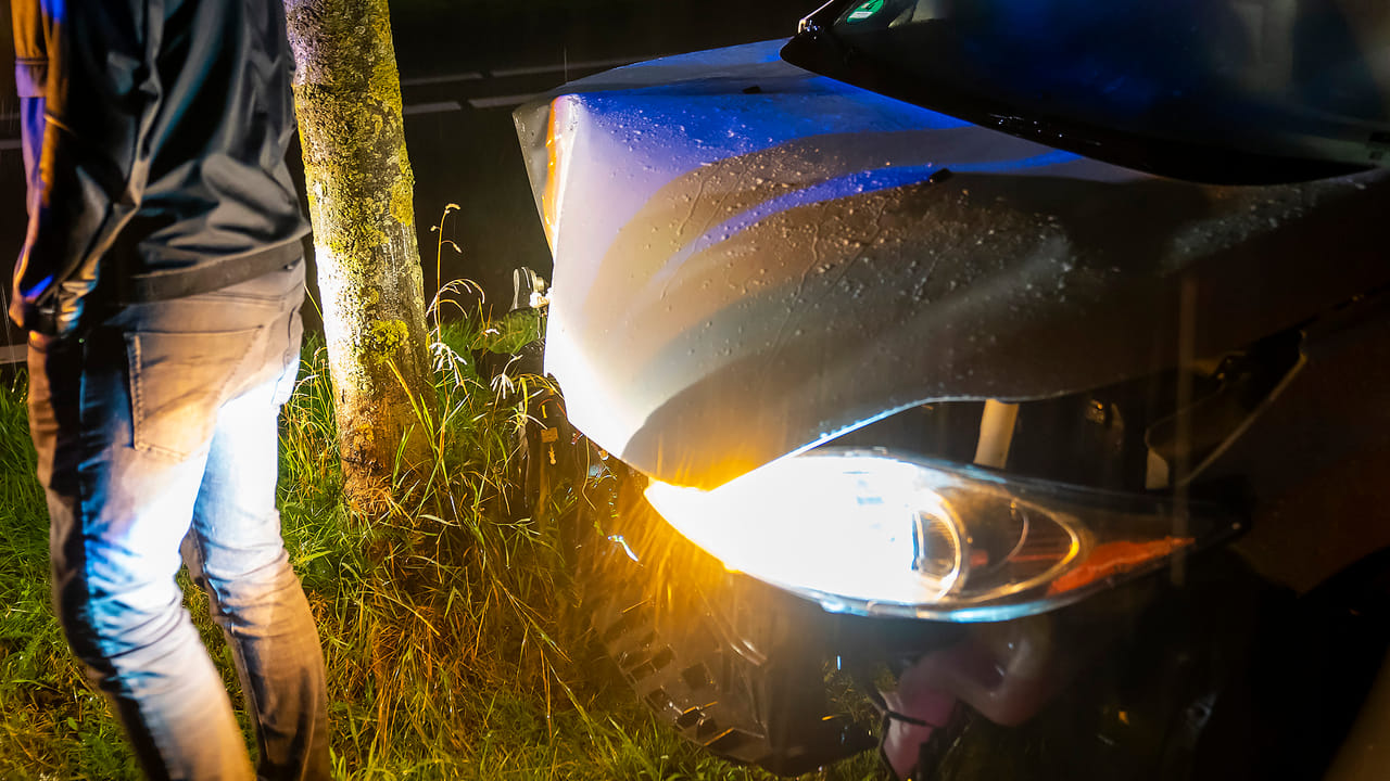 Automobilist en vriendin ongedeerd na eenzijdig ongeval tijdens noodweer in Oss