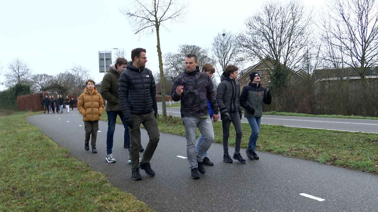 Leerlingen Udens College wandelen van Texel naar Utrecht en worden extra gemotiveerd door overleden Siem (18)