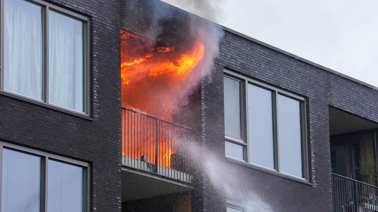 (UPDATE) Twee honden uit brandend appartement Jeneverbes gehaald, de bewoner was niet thuis.