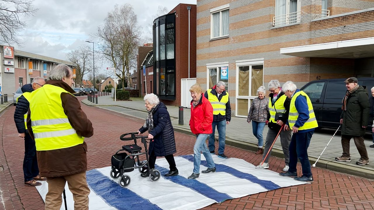 Bewoners seniorenflat in actie met zelfgemaakt zebrapad: ‘Laten ons niet van de sokken rijden’