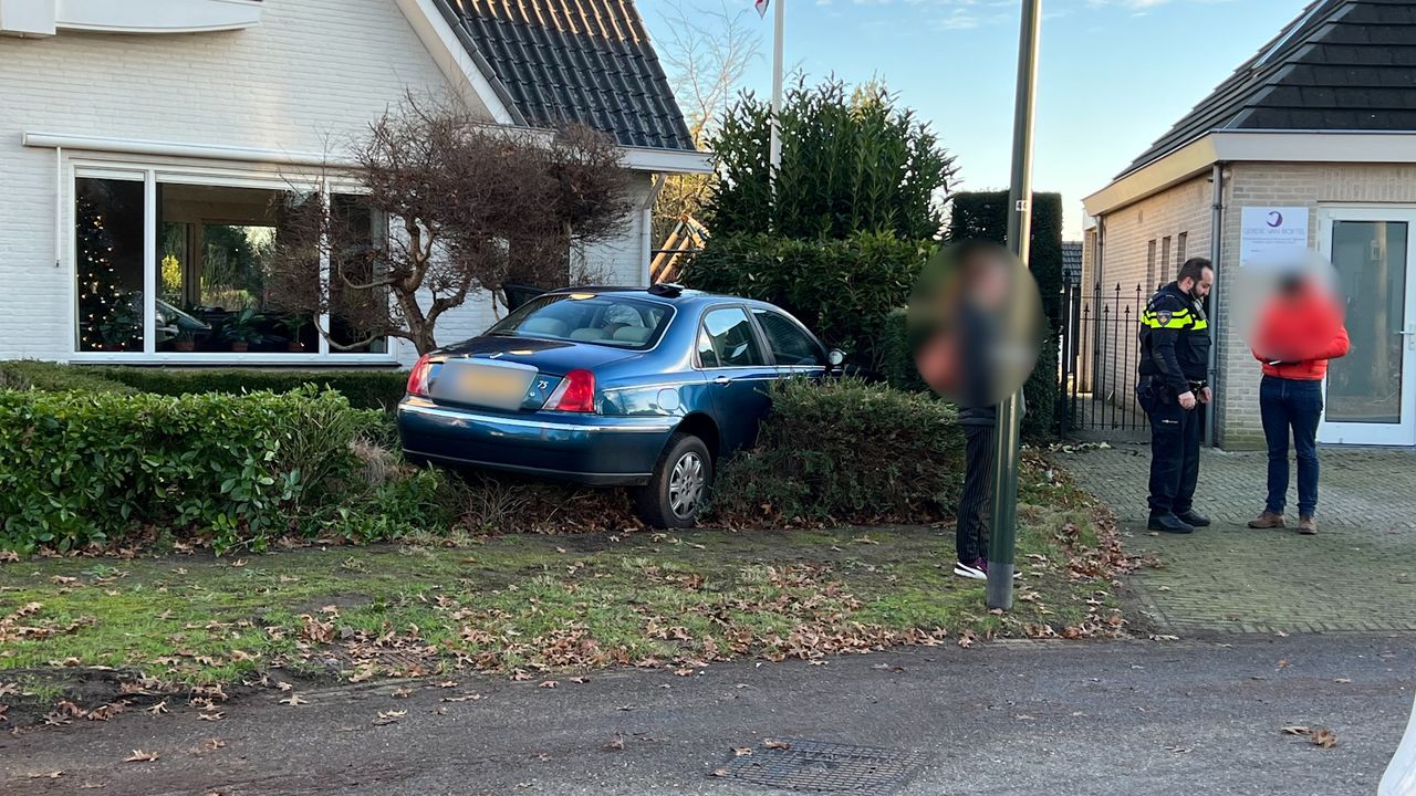 Auto rijdt voortuin van huis in Veghel binnen, bestuurder slaat op de vlucht