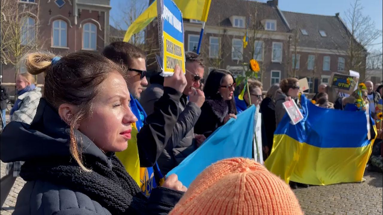 Demonstranten protesteren vreedzaam tegen de oorlog in Oekraïne