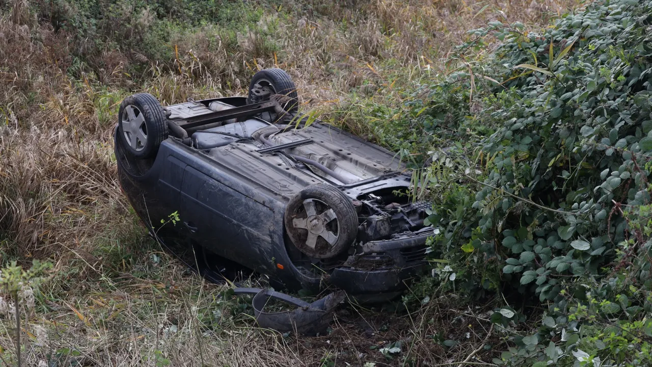 Auto op de kop in greppel bij knooppunt Empel - Dtv Nieuws