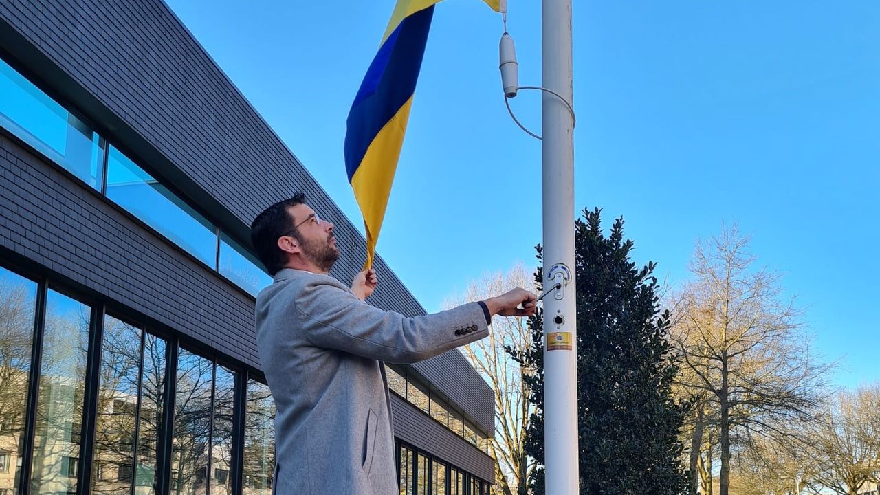 Oekraïense vlag als solidariteit voor gemeentehuis Oss