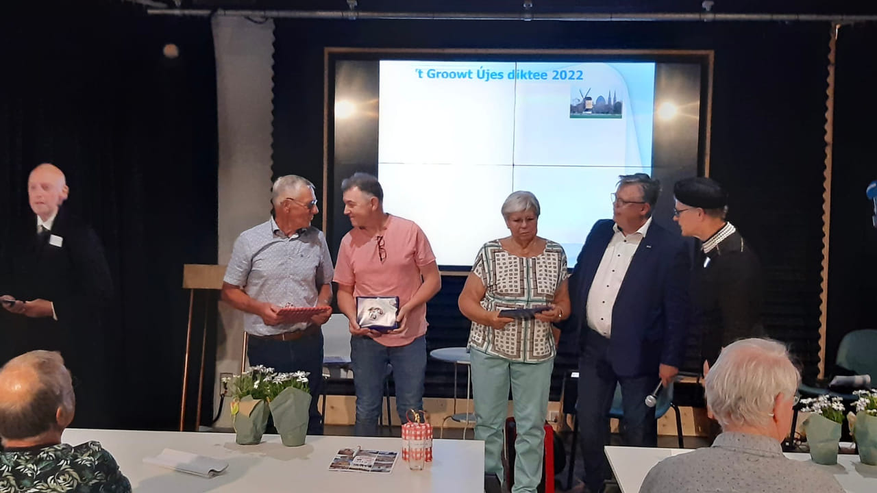 Henk van Gennip wint 20e editie van Groowt Újes Diktee