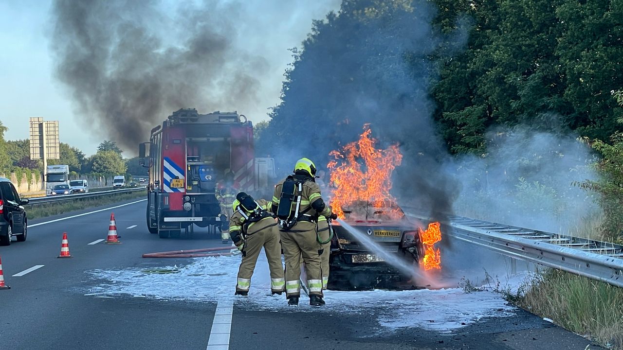 Auto vliegt in brand na botsing met vrachtwagen