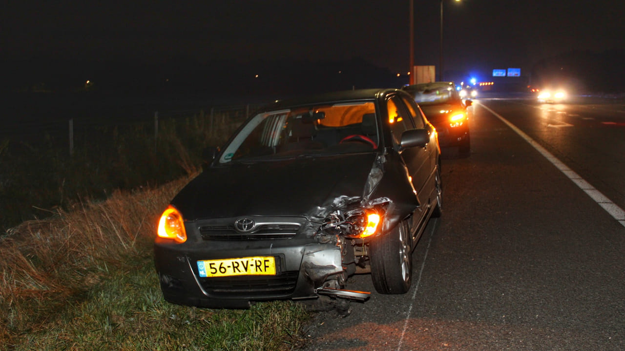 Auto belandt op de kop in de greppel na aanrijding
