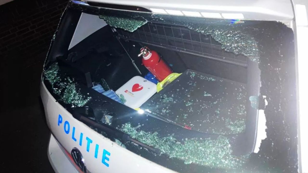 Politieauto vernield met verkeersbord in Den Bosch