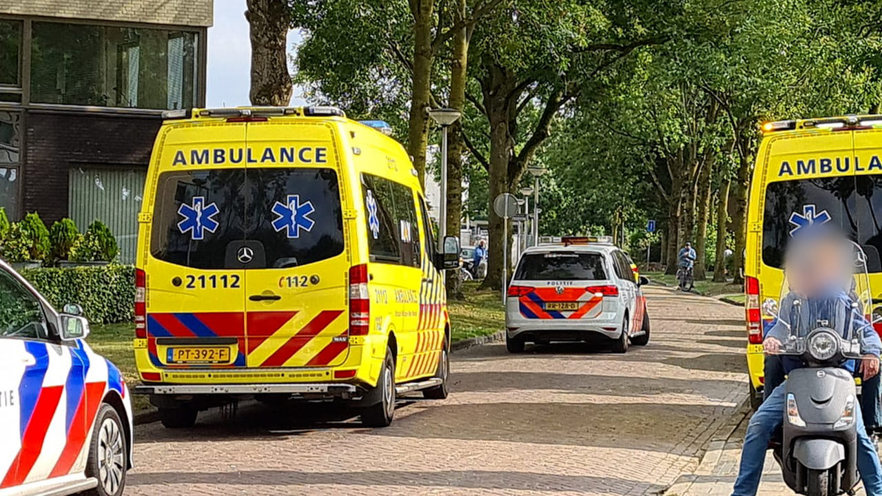 Hulpdiensten rukken massaal uit naar appartementencomplex Jeneverbes in Oss. .