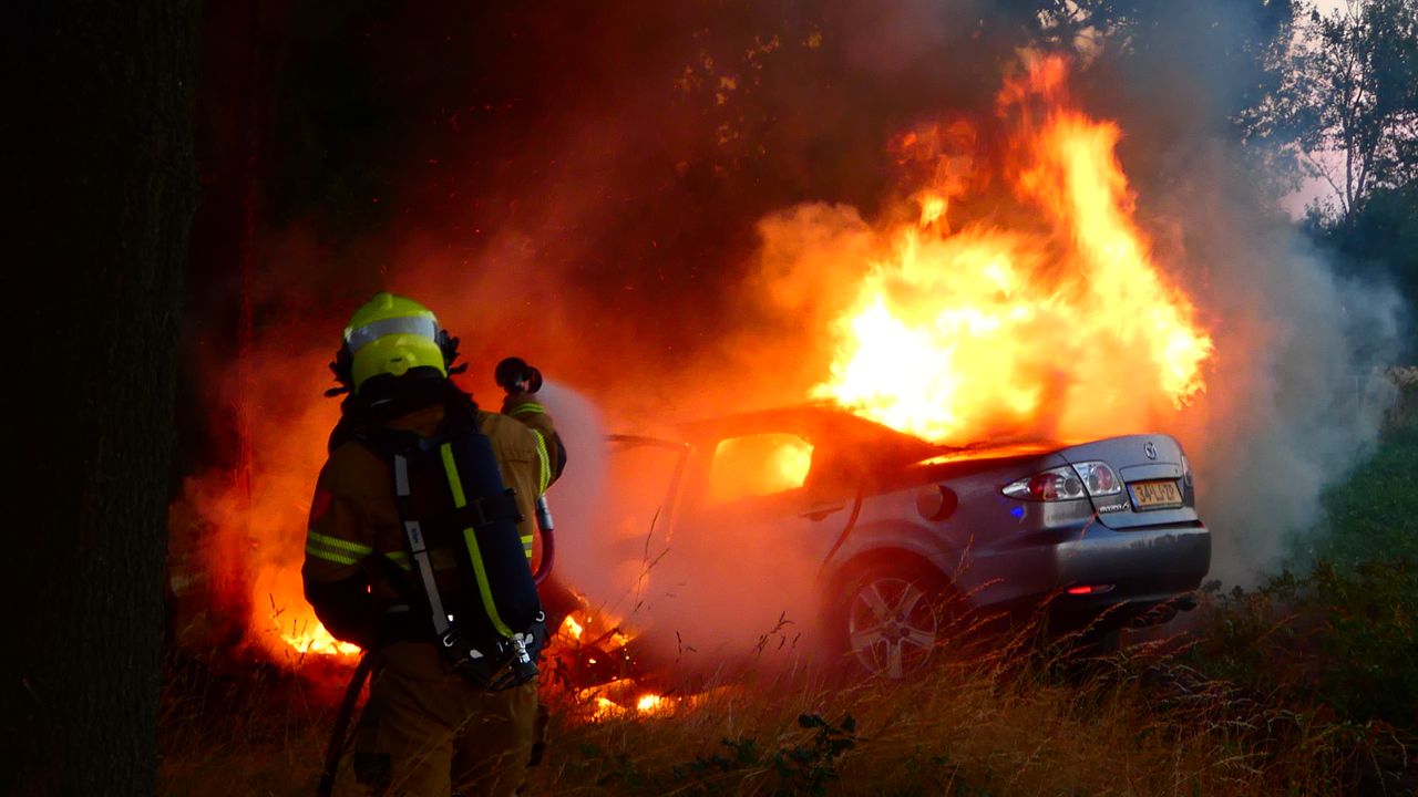 Auto brandt uren na eenzijdig ongeval in Heesch volledig uit