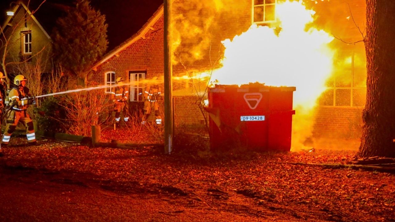 Vlammen slaan tegen woonhuis bij containerbrand in Zeeland
