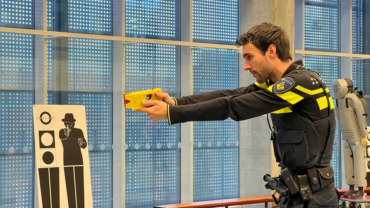 Politie Oost-Brabant gaat taser gebruiken: ‘Stroom krijgen is niet fijn, maar klap met wapenstok ook niet'