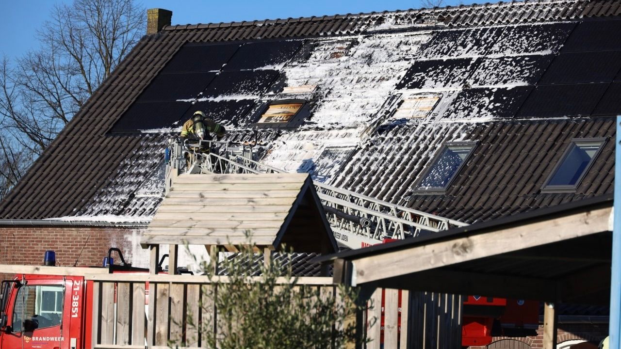 Zonnepanelen in brand op dak van nieuwe woning in Uden