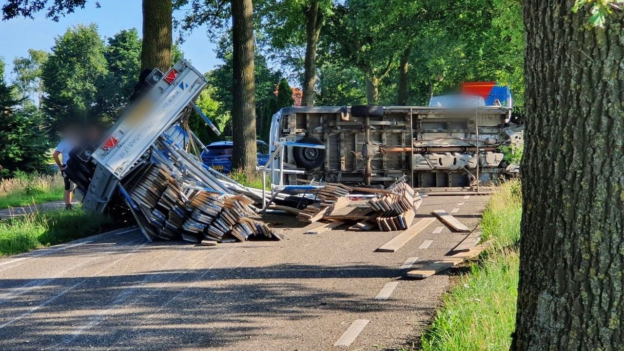 Met hout beladen aanhangwagen omgeslagen in Vorstenbosch