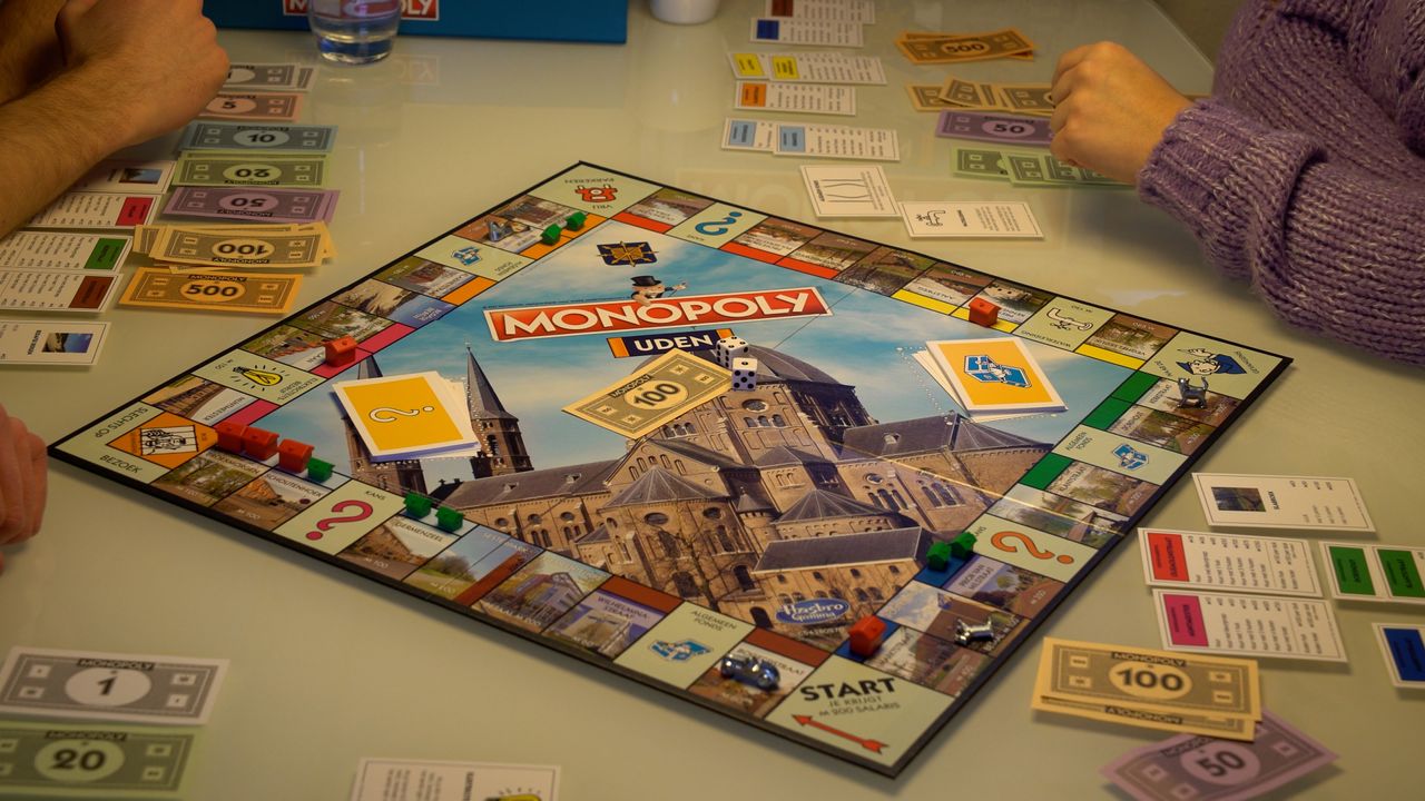 Nieuws - Uden Monopoly-spel, mét kanskaartjes in Ujes dialect