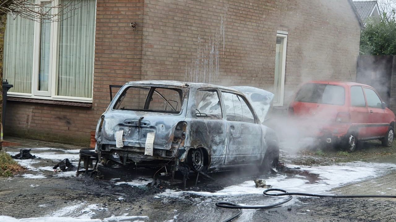 Laswerkzaamheden in Loosbroek gaan verkeerd: auto brandt helemaal uit