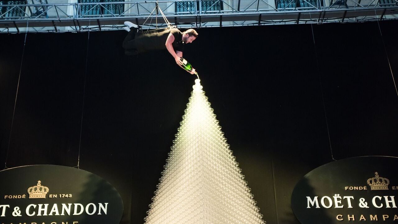 Man uit Vinkel bouwt met team megapiramide van bijna 55.000 champagneglazen in Dubai