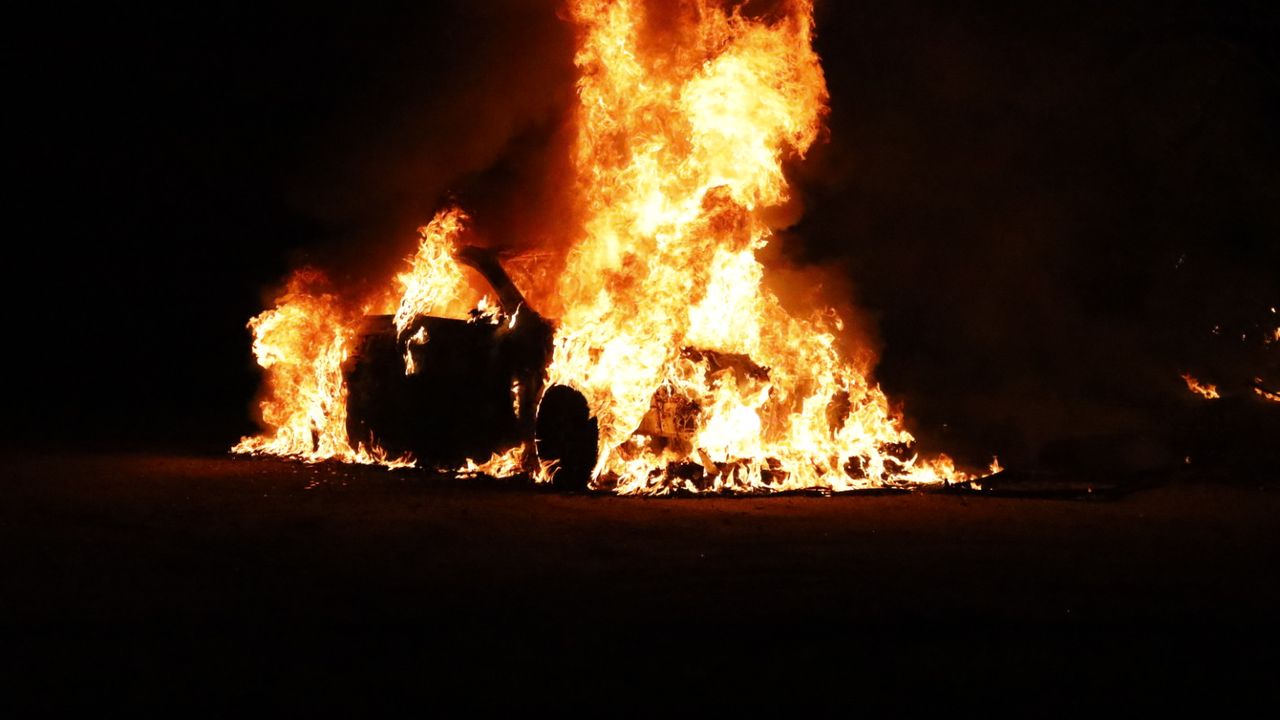 Auto volledig in vlammen opgegaan aan Canadasweg in Uden