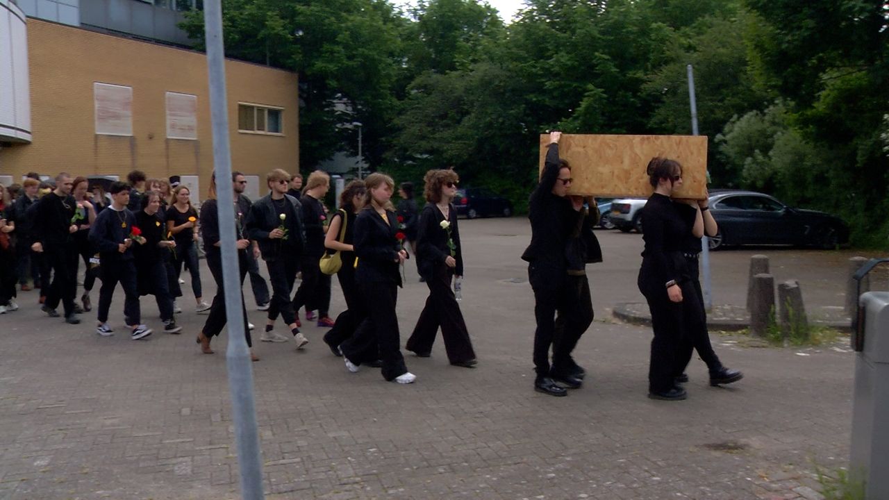 ‘Begrafenis’ van kunstacademie Den Bosch uit protest tegen ruimtegebrek in gebouw