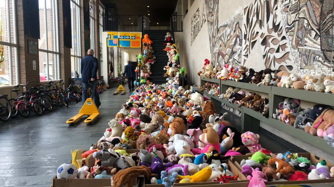 Bergen speelgoed voor traditionele Speelgoedbeurs op het Sint Janslyceum