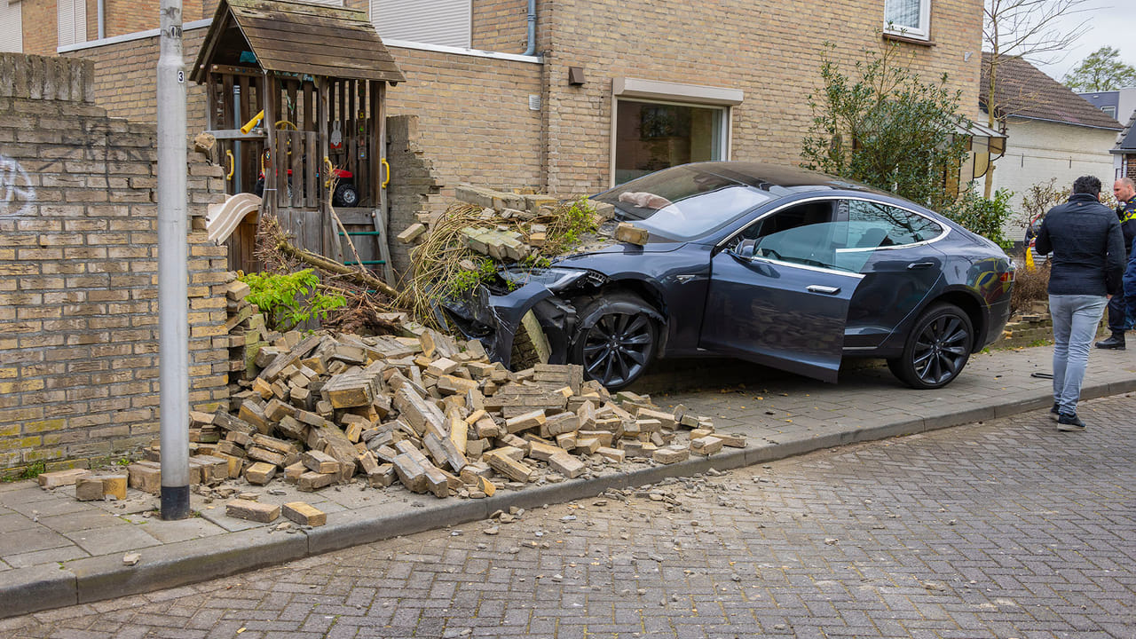 Auto raakt van de weg en ramt tuinmuur in Oss