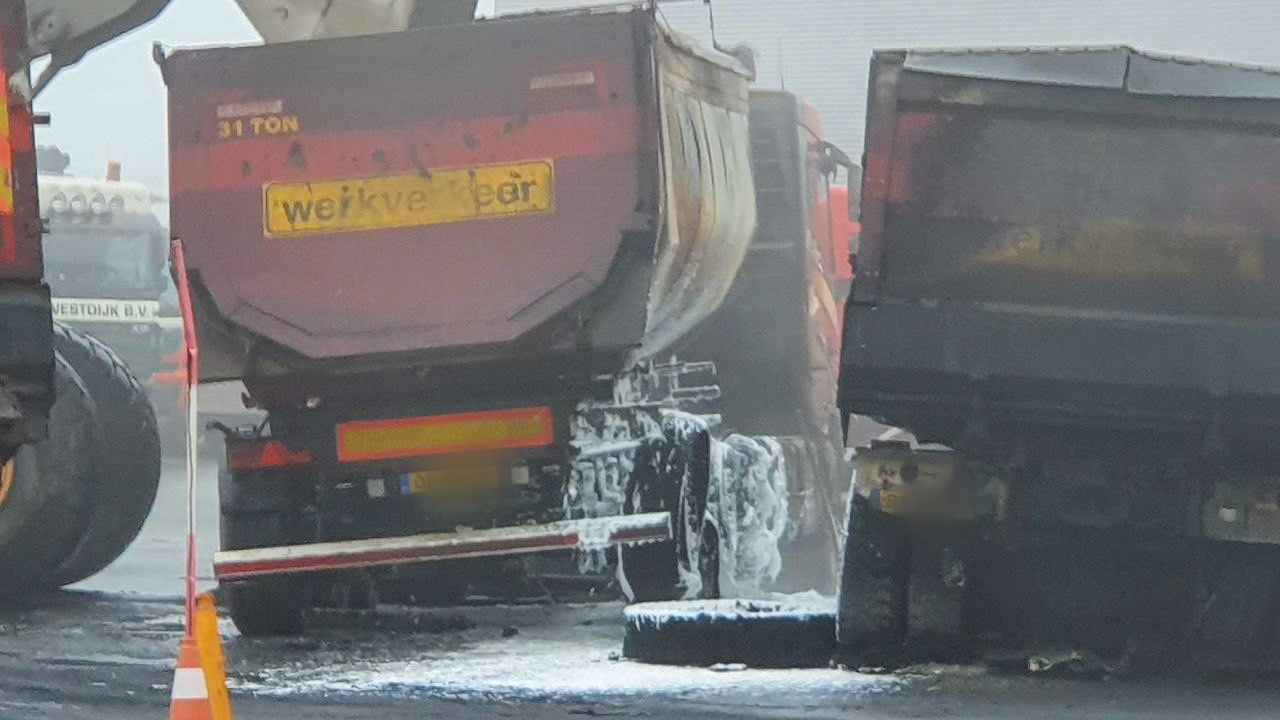 Brandweer terug naar transportbedrijf Uden, vrachtwagens bleven smeulen