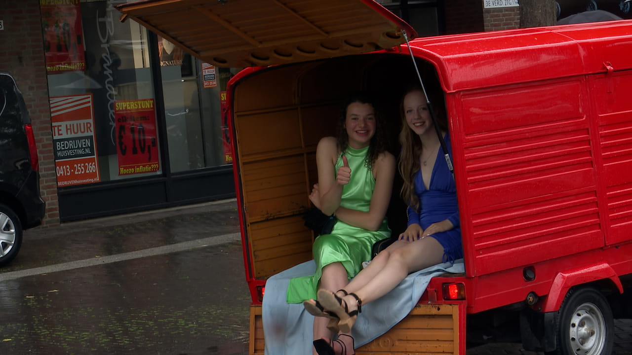 Ferrari’s, tractoren en hippiebussen in het Udense centrum, zo gaan leerlingen naar het gala