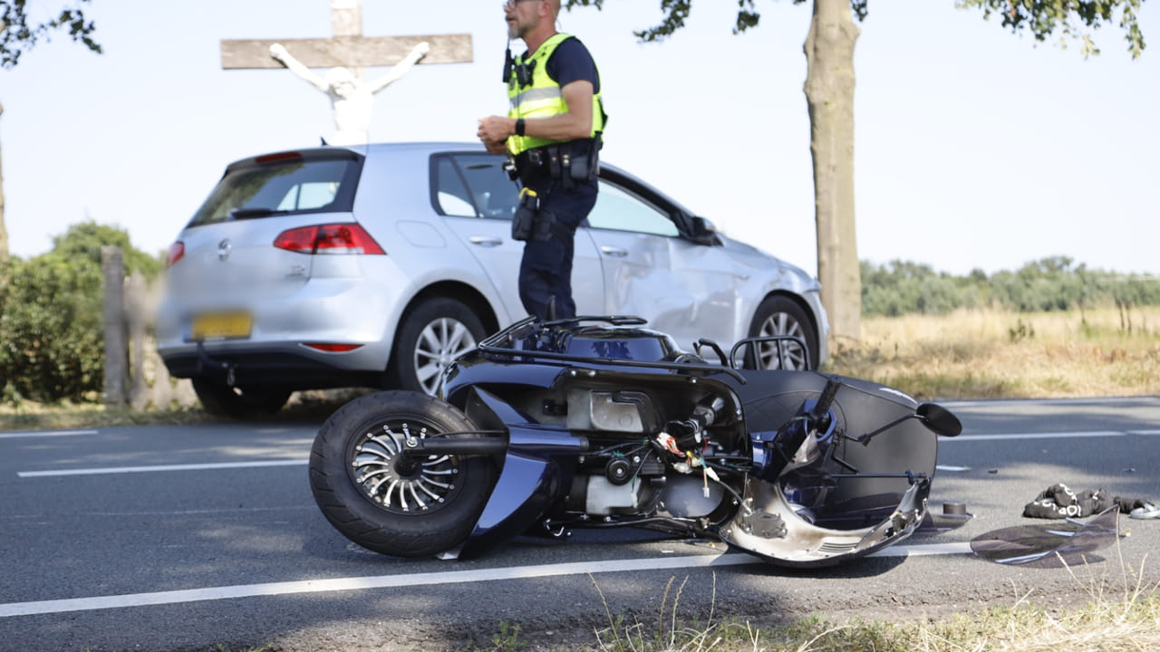 Scooterrijder buiten bewustzijn na botsing met auto