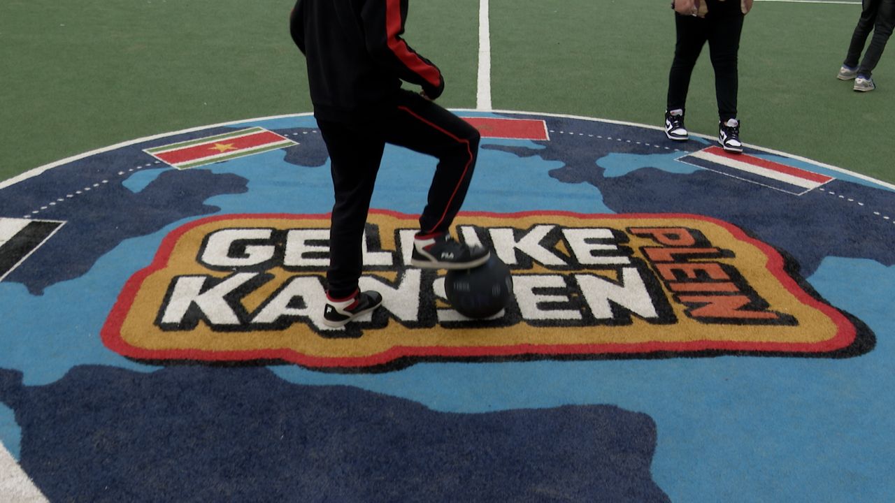 Tilburgse straatvoetbalkoning leert Bossche kinderen creatief te zijn met én zonder bal