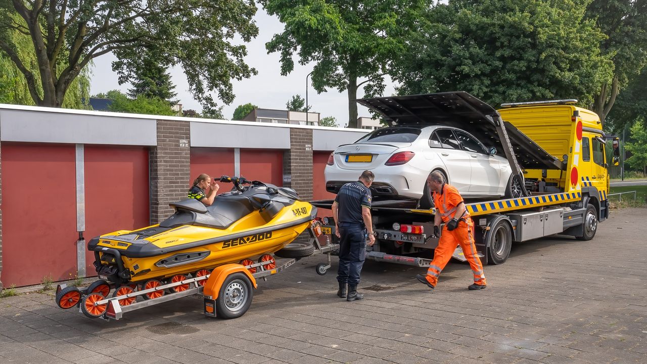 Waterscooter en Mercedes in beslag genomen bij inval Den Bosch