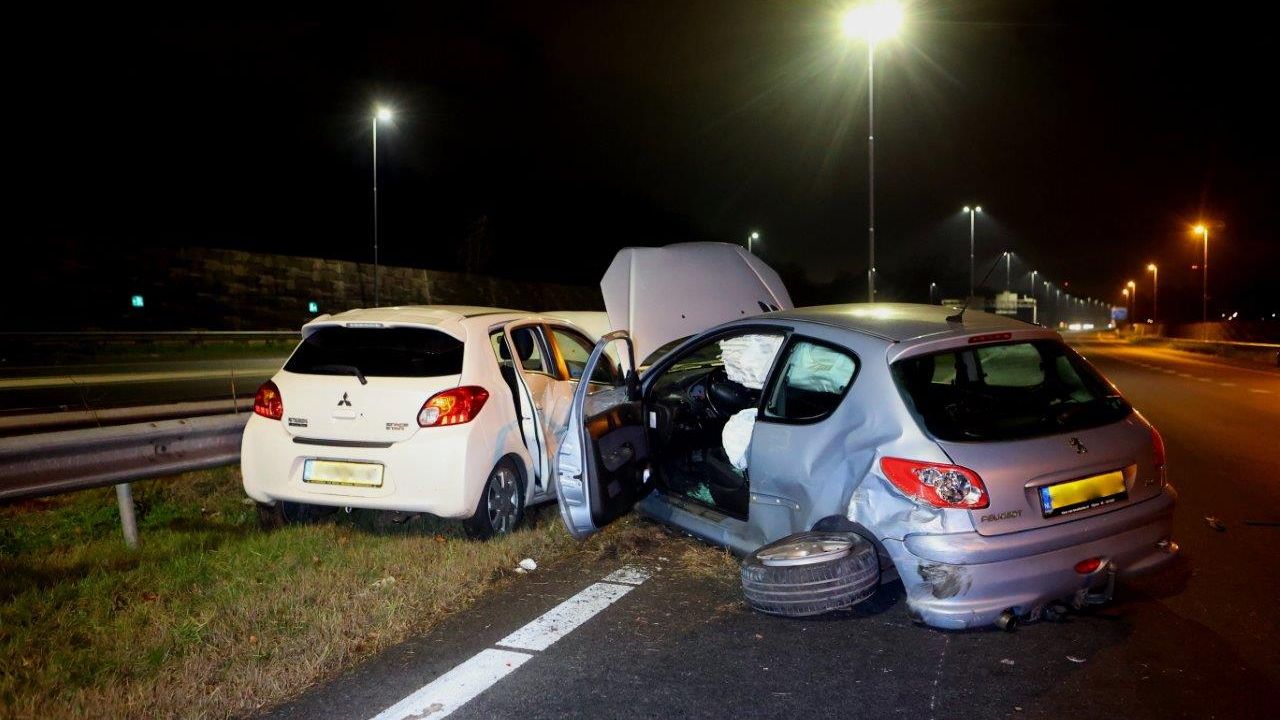 Veel schade op A59 nadat een auto een wiel verliest