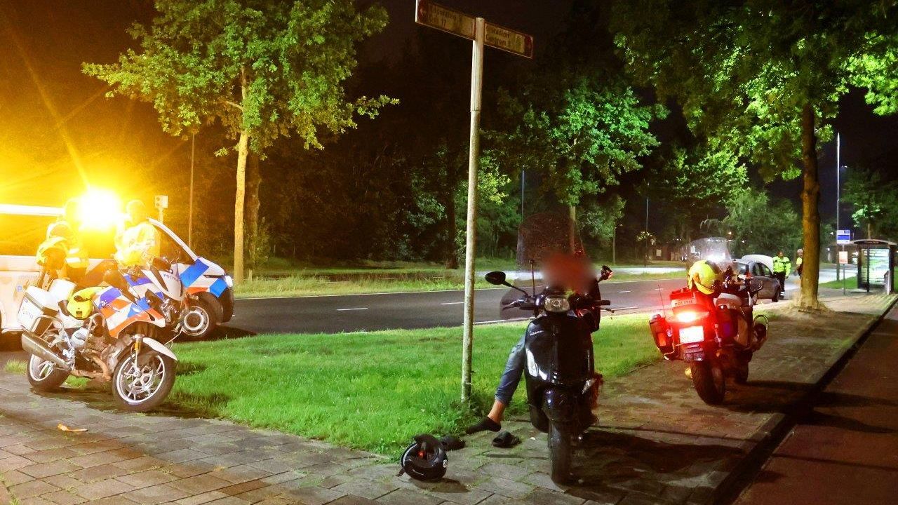 Scooterbestuurder negeert stopteken en wordt aangereden in Den Bosch