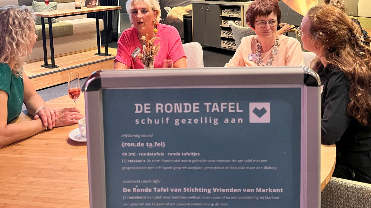 'Drempel om alleen naar theater te gaan moet omlaag'
