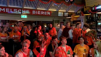 Stampvolle kroegen in Uden tijdens tweede WK-wedstrijd Nederland