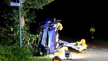 Twee zwaargewonden na botsing van auto tegen boom in Heesch
