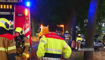Een auto in Heesch brandde helemaal uit nadat er paar uur daarvoor een ongeluk mee was gebeurd.