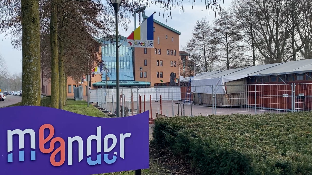 Opbouw van de stationstent op het Meanderplein